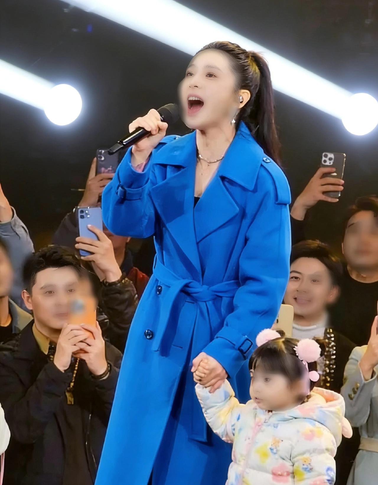 一位离异女子带着两岁女儿上台相亲，自称没什么要求，唯一条件就是想找个真心想成家的