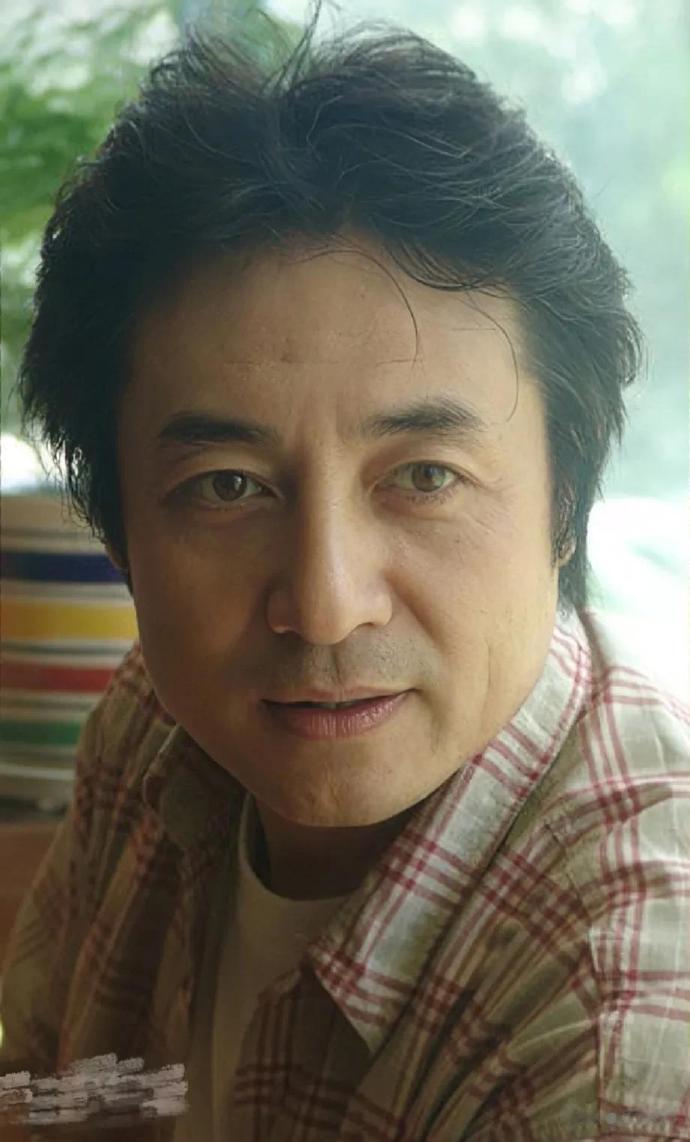 三国演义剧组中，饰演孙权的演员狮子大开口，要价6万块，导演听罢一摆手，指着副导演