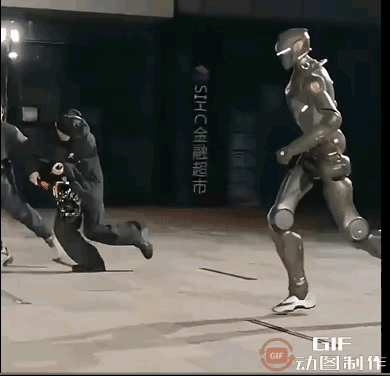 很多人认为这个视频是AI做出来的，我仔细看了很多遍，我个人的观点并不是这样，我认