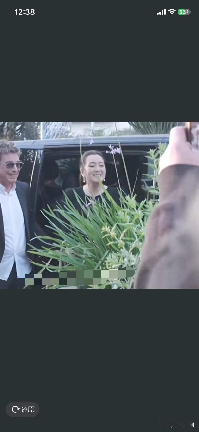 巩俐气场太强大了，在戛纳电影节上亮相，走出车门，就受到主办方的高度重视！巩俐和