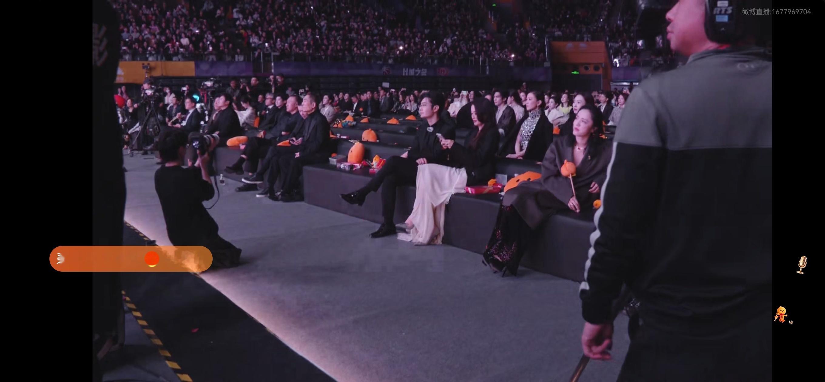 刚截的内场，第二排中间依然无人落座，真是一地鸡毛的一届