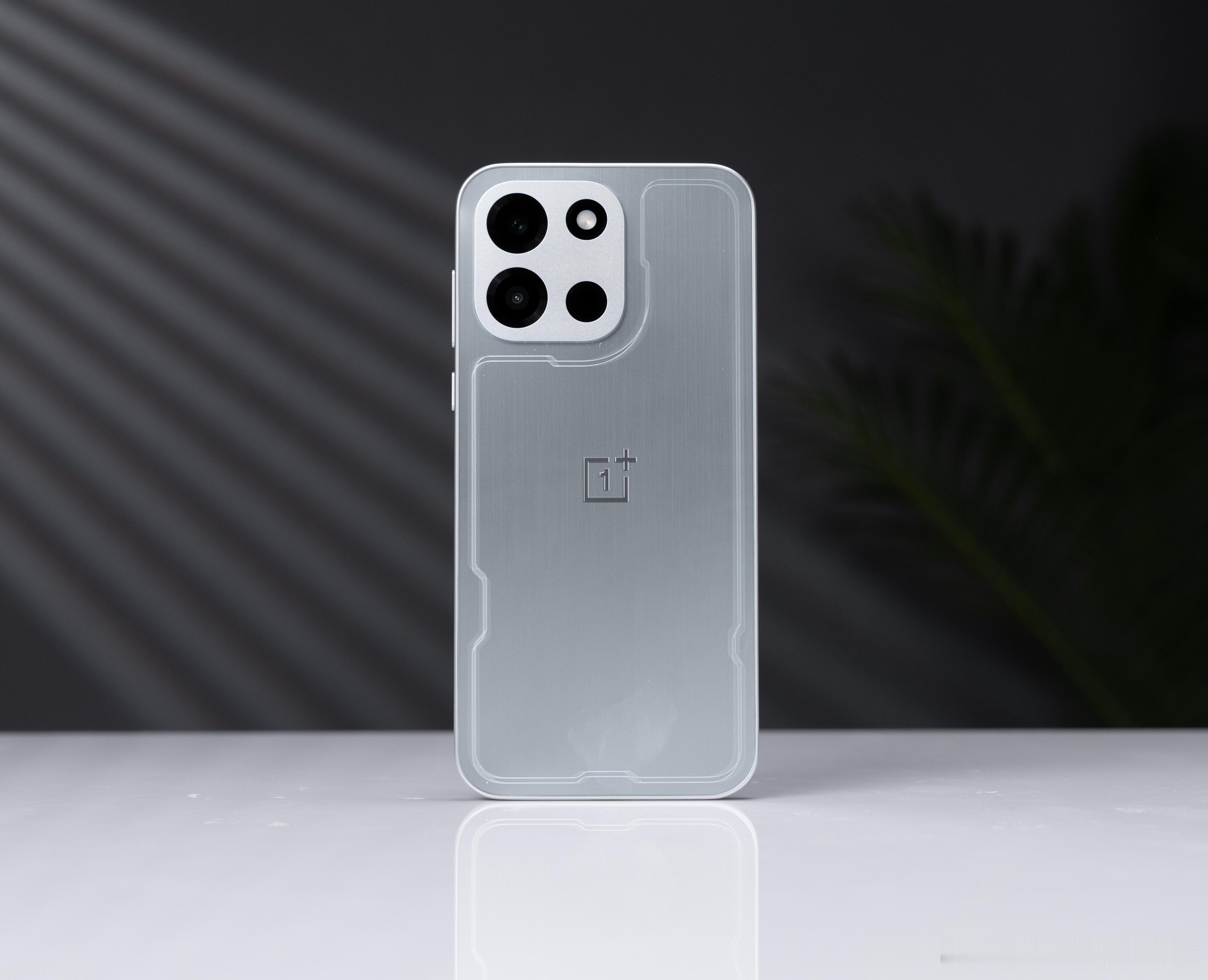 一加Turbo6「追光银」配色这个外观你觉得如何？