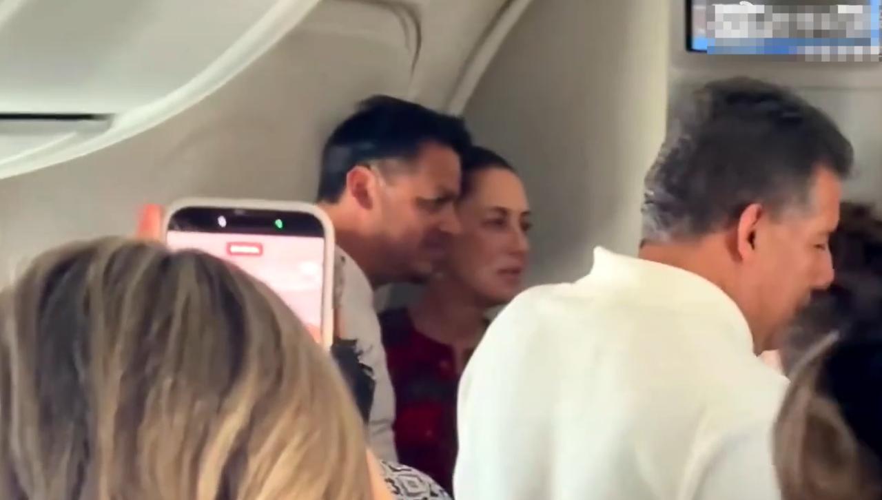 墨西哥女总统坐经济舱回国被围观！当被认出来以后，飞机就沸腾了，都要去和女总统