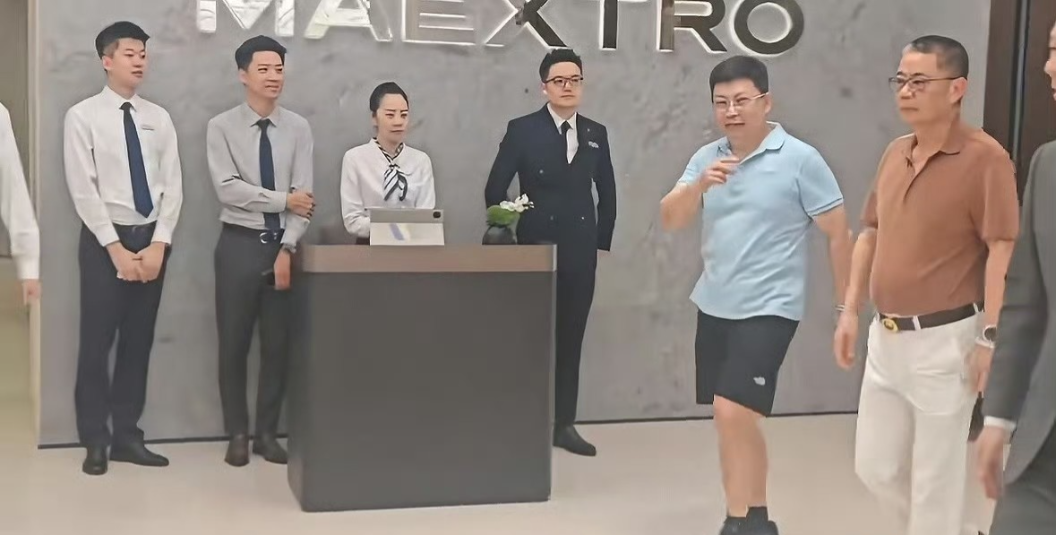 余承东现身鸿蒙智行门店巡店，一身T恤加短裤装扮，休闲到没朋友。余承东给人的感觉一