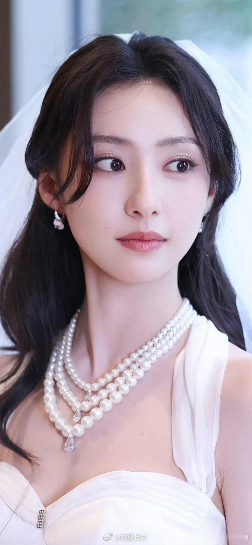 胡连馨温柔又大气珍珠白纱高级美的