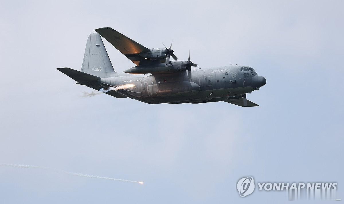 韩媒昨天披露，本月13日韩国空军一架C-130运输机去关岛参加联合演练。起飞后中