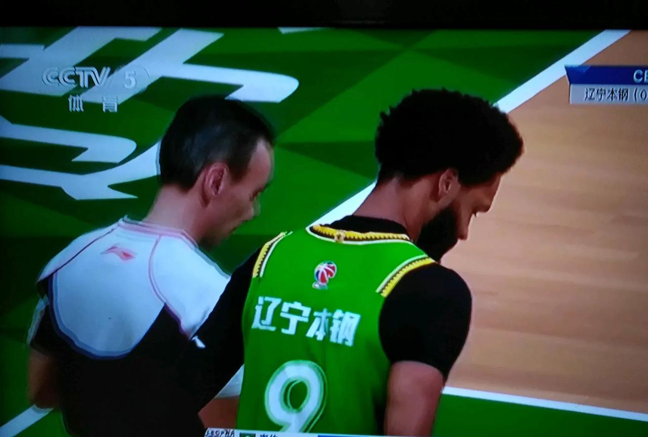 A区和B区的裁判真的对换了。这位希腊主裁的哨声吹得比较松，而且习惯吹主场哨，辽宁