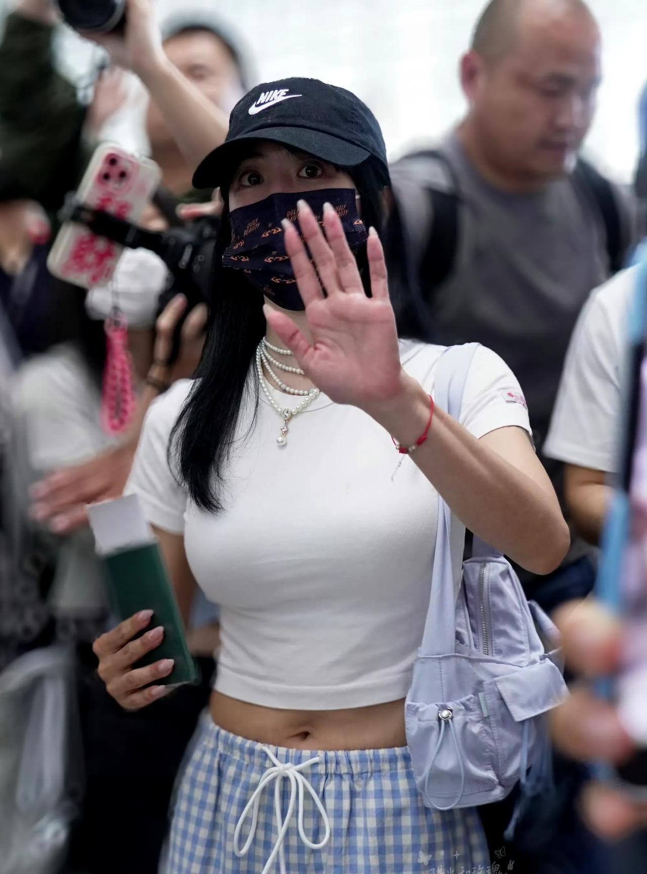 难怪当年全国都在传她隆胸了，这胸确实够大，胸快比她头大了！而且她还那么矮，那么瘦