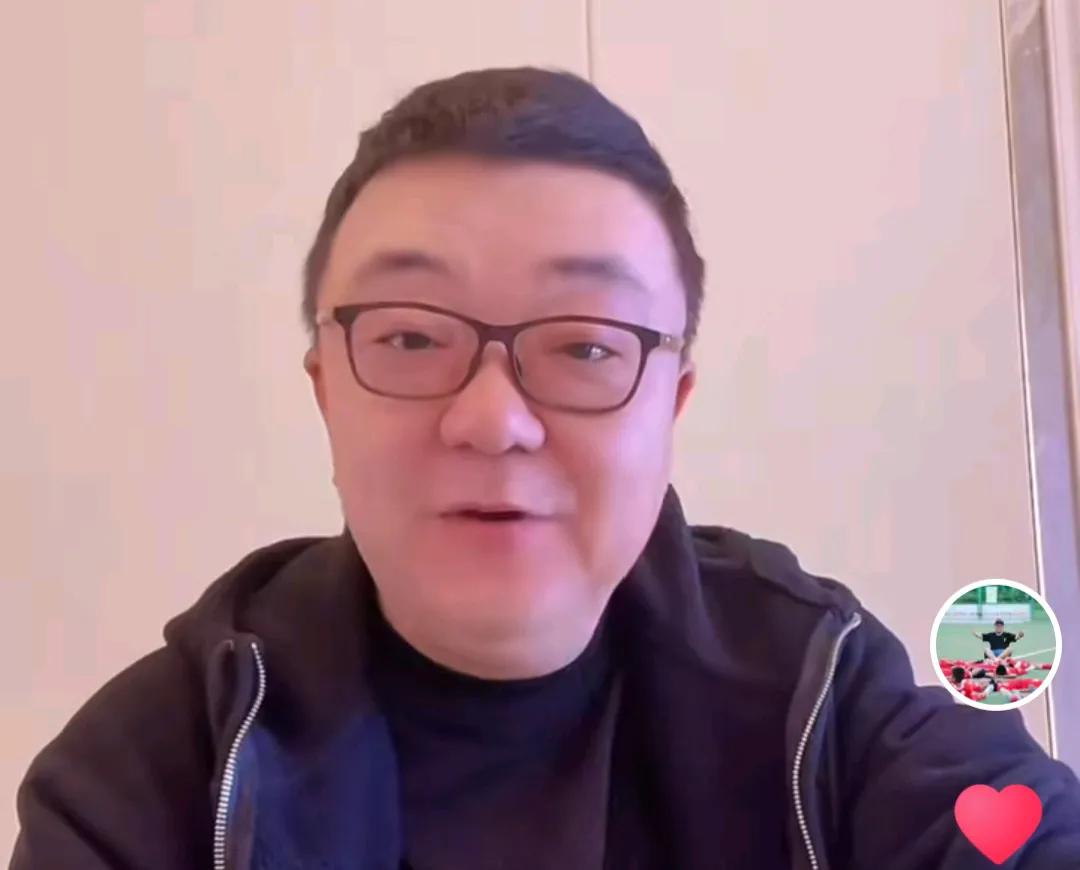 媒体人董路在直播间爆了一个料。董路在直播时透露，2001年十强赛，国足客场对阵