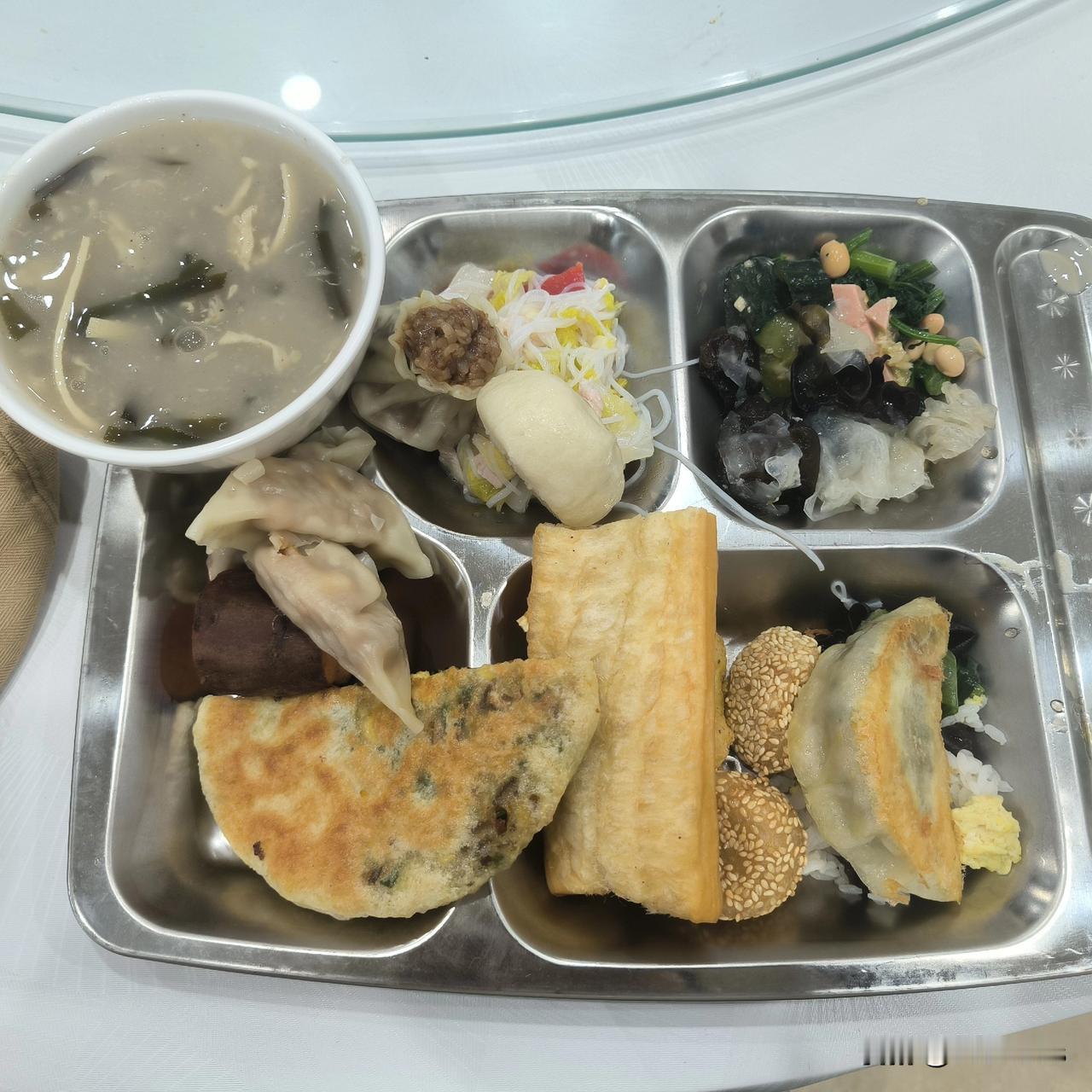 得了便宜卖乖好多天以前我看到视频上宣传，我们这边一家酒店的自助早餐看起来还不