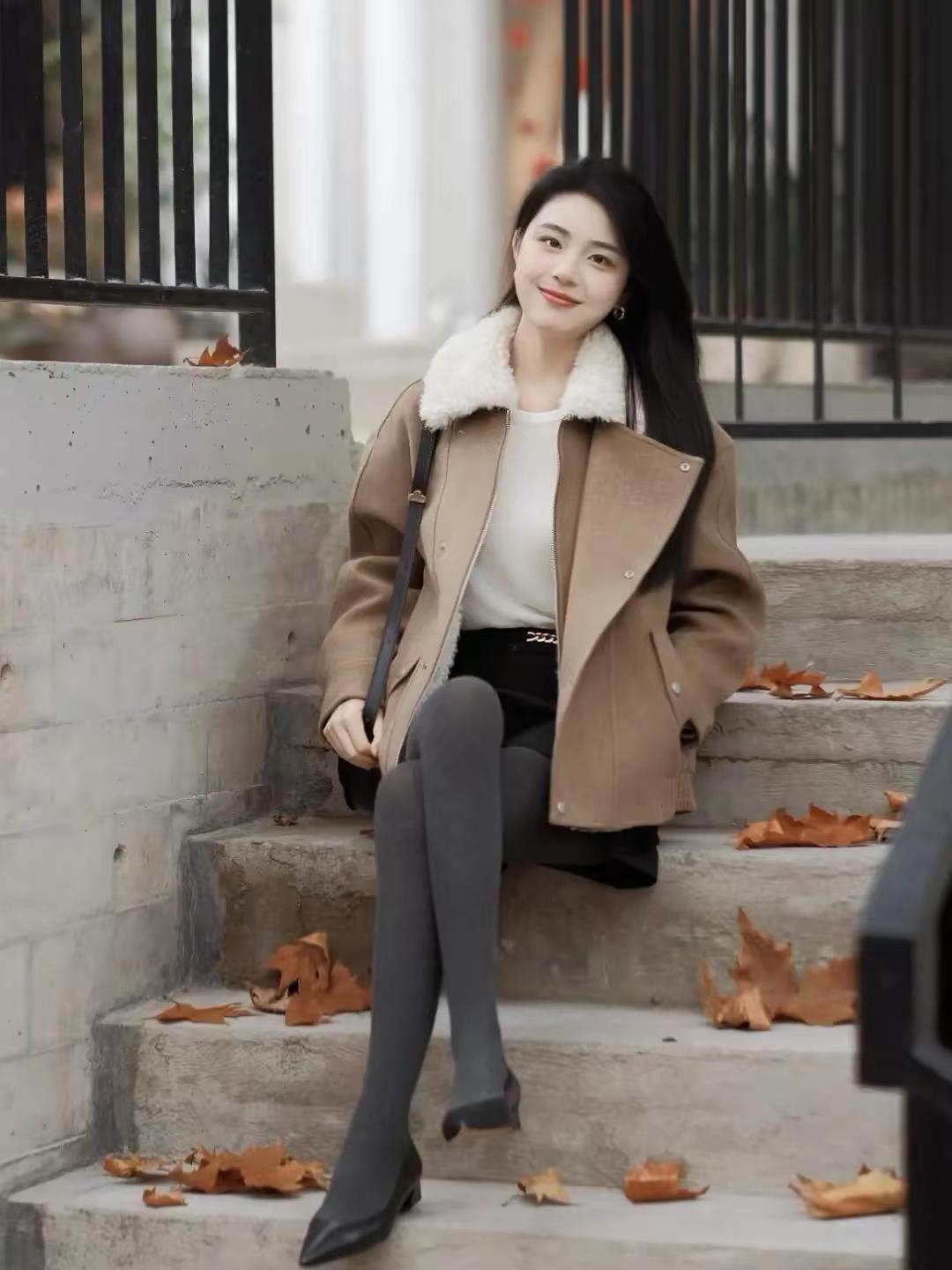 诗意意藏在落叶里，也藏在焦糖色的温柔里，踩着梧桐叶的碎响，和冬天的风撞个满怀～冬