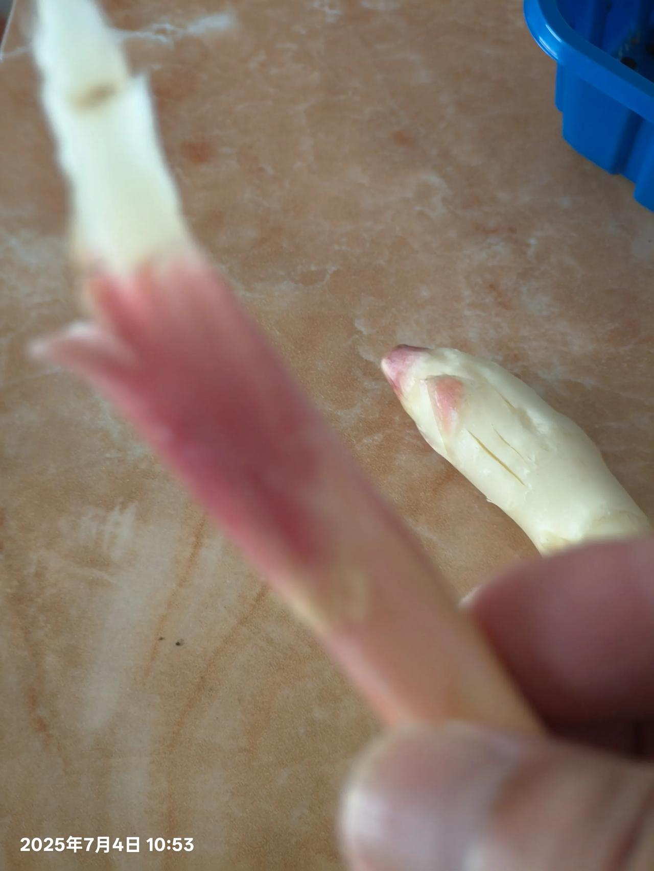 爱吃嫩姜的朋友们，你们在买鲜嫩姜时，会不会把这一截苗梗掰掉呢？我原来是要掰掉的