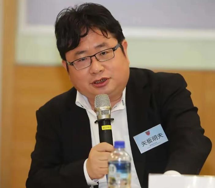 矢板明夫，爷爷是侵华日军，屠杀了无数的老百姓，后来苏联对日宣战，他爷爷被抓去西伯