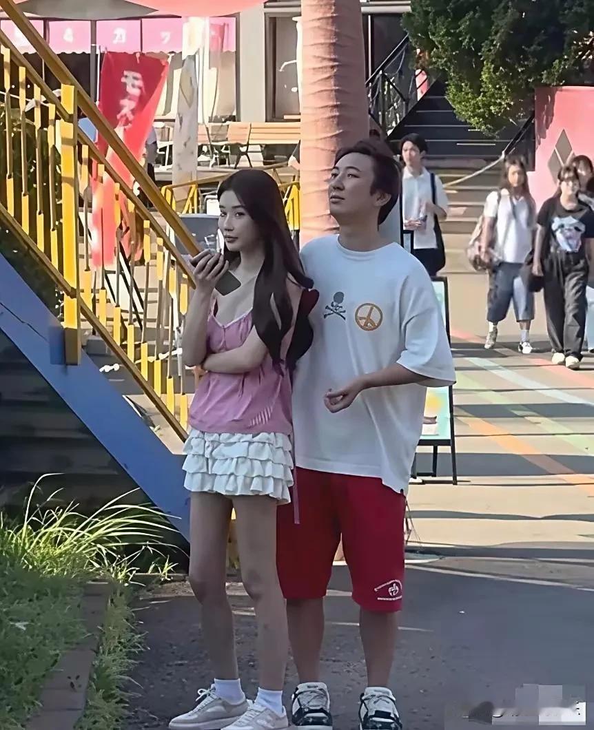 王思聪带新女友上街，抢镜的不是女友而是他发福严重的身材和狠狠后移的发际线，疲惫感