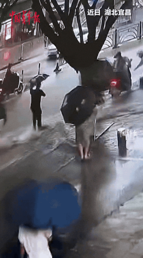 “感动哭了！”湖北宜昌，突然下降暴雨，一个小女孩儿在回家时突然脚下一滑，掉进了湍