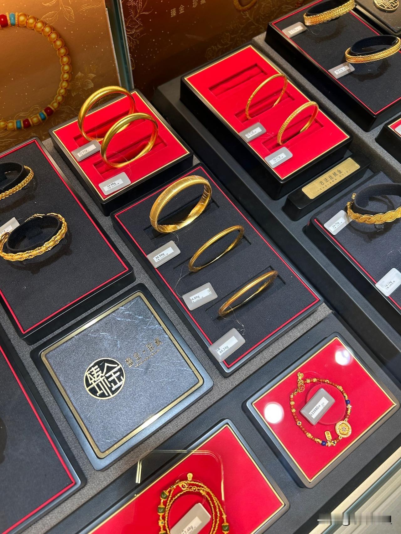 金价继续下跌，还在缓慢下降中！还维持在8开头每克！今天看到商场里的大金镯子，感觉