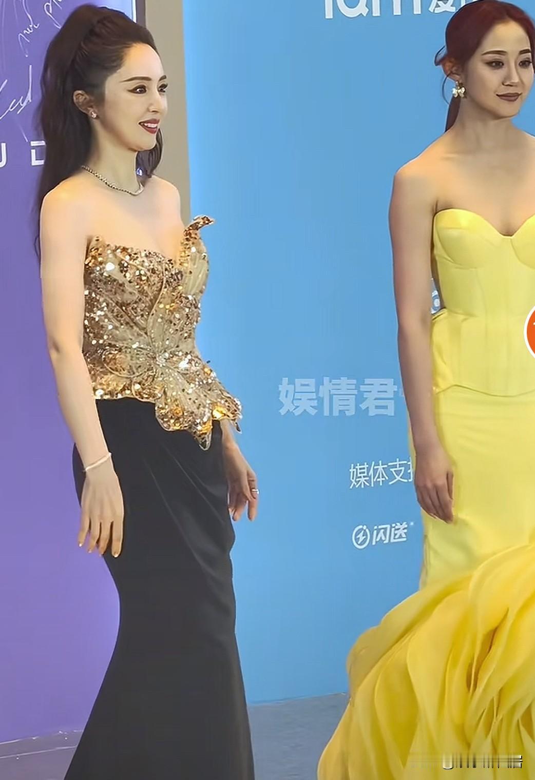 果然人逢喜事精神爽，你看快50岁的董璇和32岁的万千惠站在一起毫无违和感，甚至有