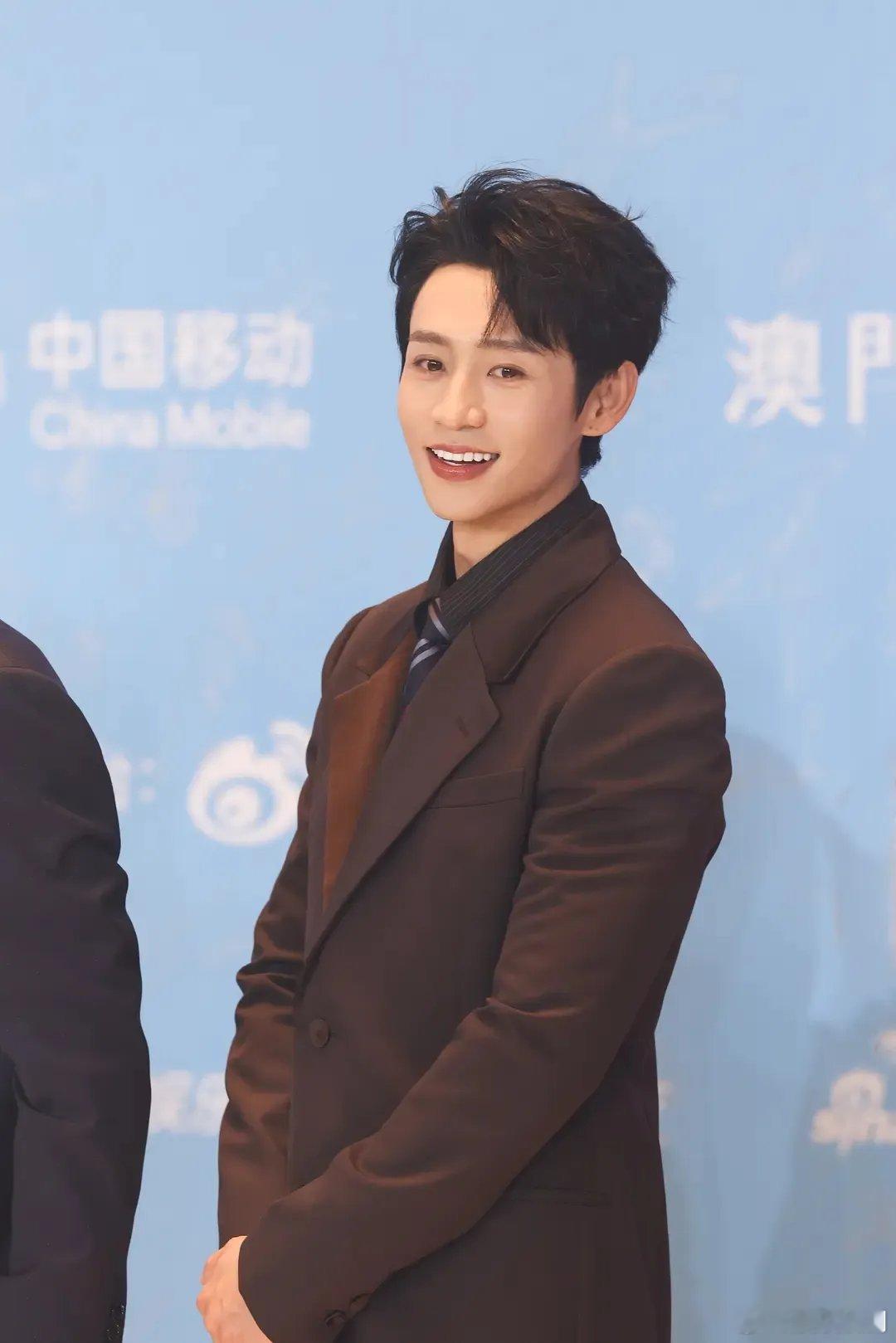 魏晨最新活动照，人品好的人在娱乐圈能越走越远。魏晨就是这样的人，而且他年龄越大越