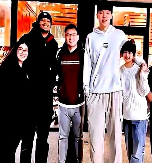 杨瀚森的女友，终于正式曝光了！杨瀚森打完开拓者比赛就大大方方搂着女友和马