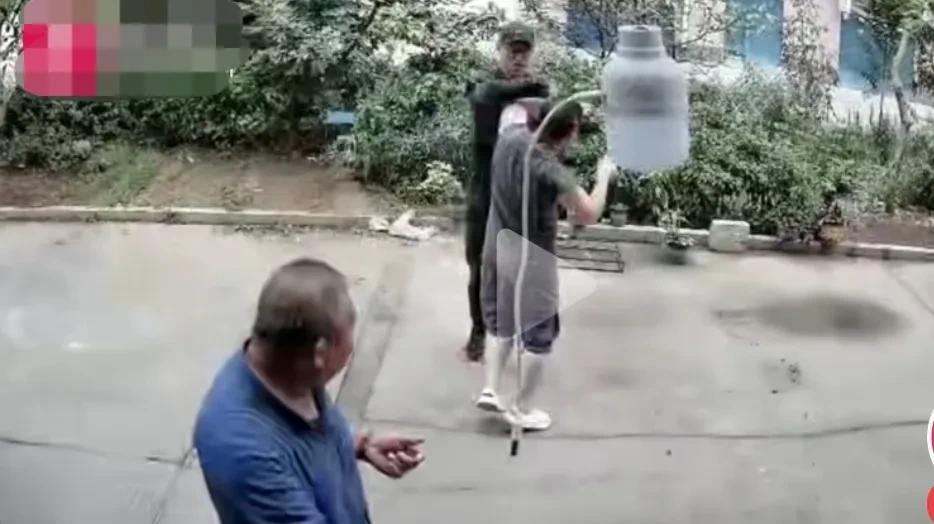 结婚22年两子非亲生。他这个大儿子上门抱摔名义上的父亲。由此可见，他这个妈真是