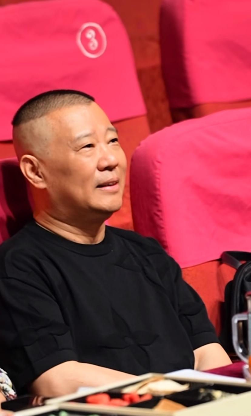 近日，郭德纲现身德云社“腾”字科相声演员面试现场，并且对面试的学生做出点评！据了