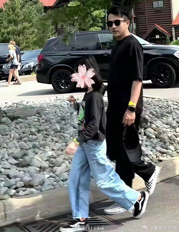 杨幂刘恺威的女儿小糯米已经长大了，这大长腿，遗传了妈妈的。