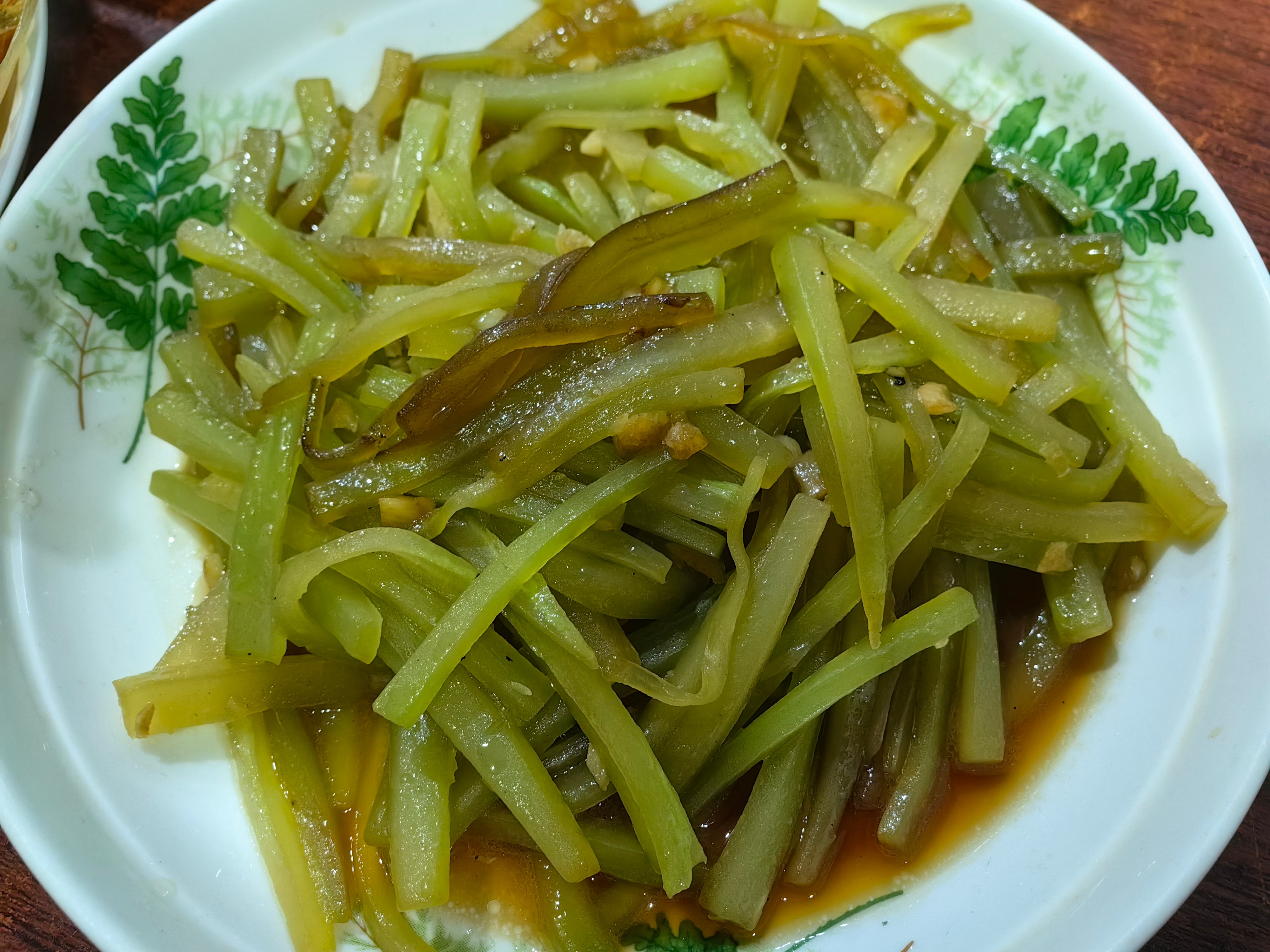 家常菜红薯粥，炒莴笋，炸鱼仔，豆干。