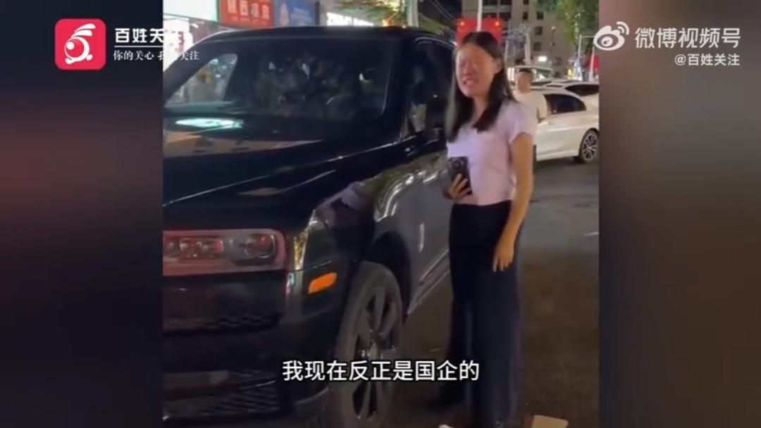 无知真可怕！三亚一女子酒后倒车，不慎撞上劳斯莱斯，可她不仅没有害怕，反而在现场叫