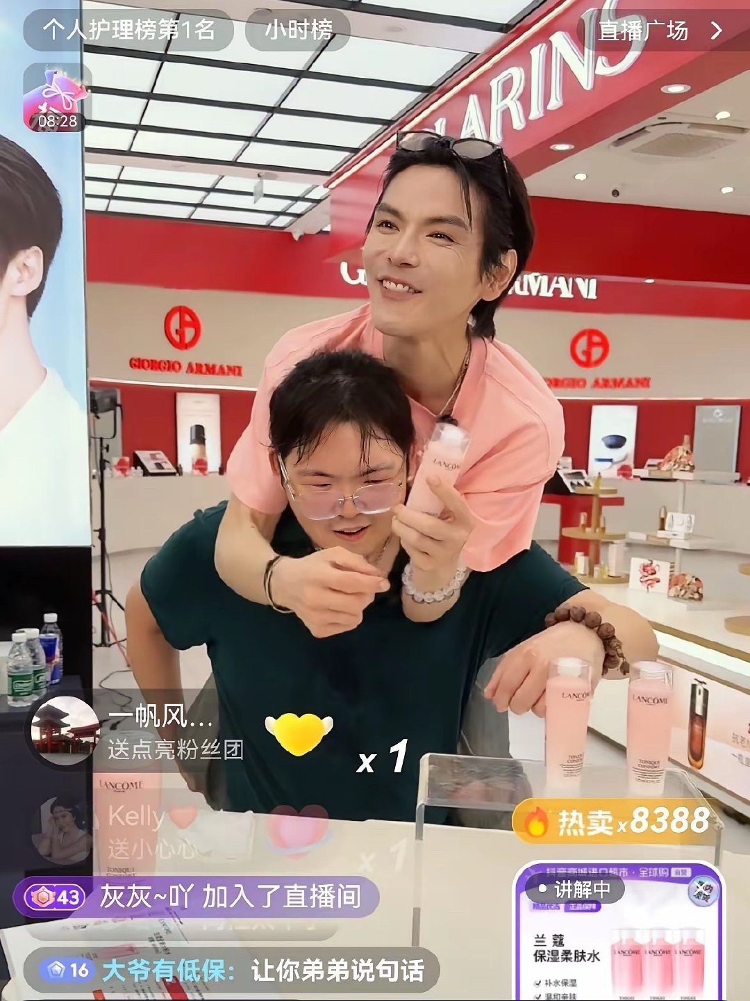 向佑和向佐感情很好。人有点腼腆，穿着普通，人站在那，什么也没说，人数涨到十万。满屏欢迎向佑。​