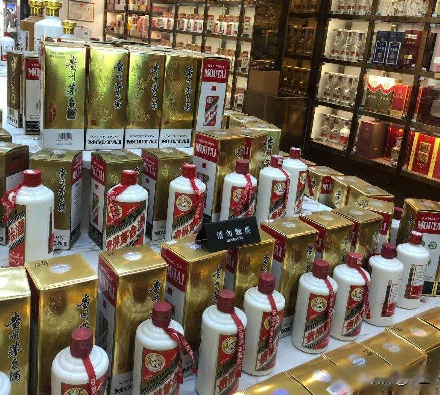 库存压垮酒商，年轻人不买账，白酒该醒醒了现在白酒行业确实遇到困难，光是那些上