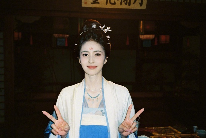 白鹿叶璃六一营业图白鹿六一营业的叶璃九宫格太会了，片场合照、古装摆拍、搞怪花絮
