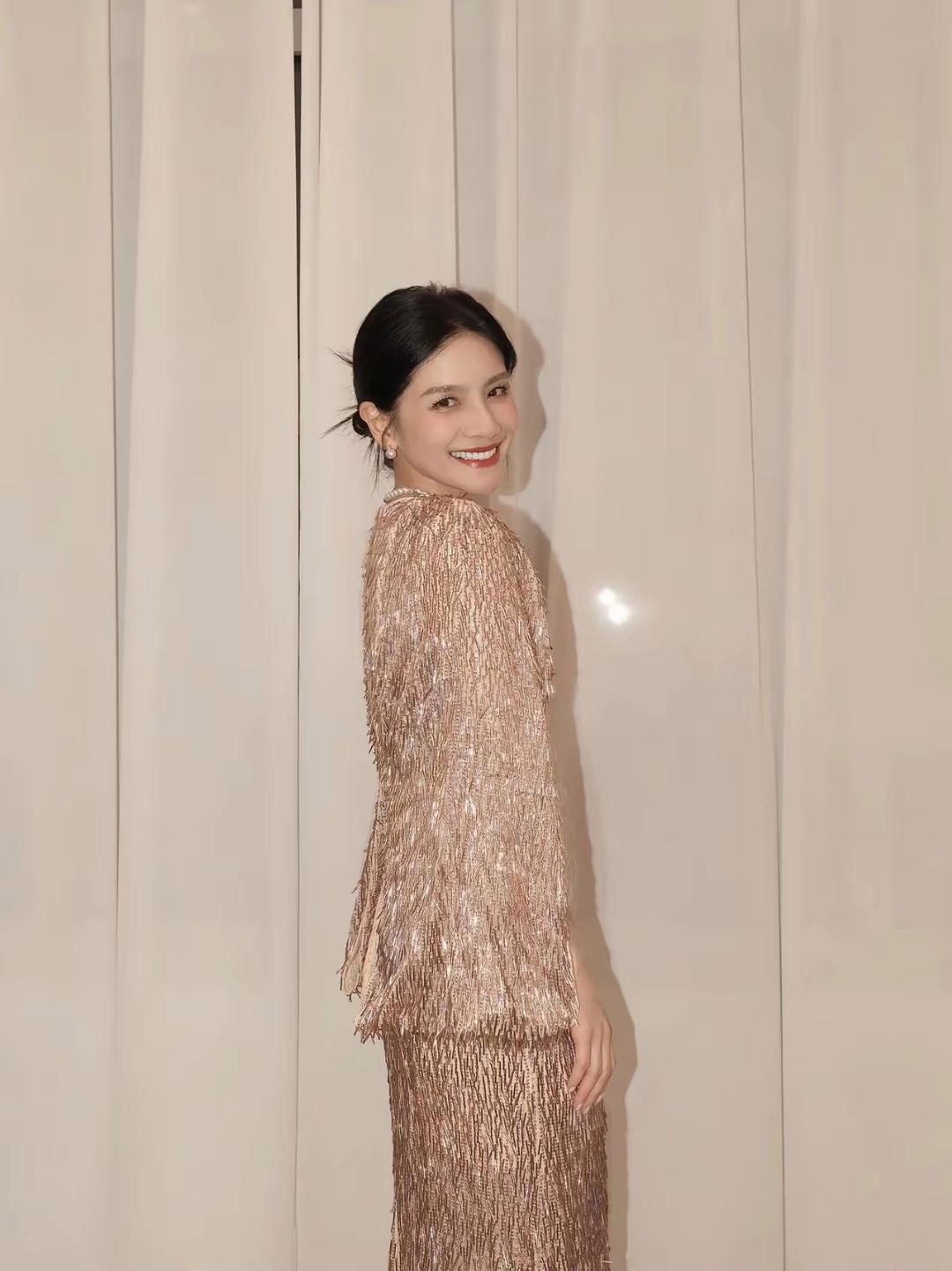 两个儿子都长那么大了，妈妈还这么年轻漂亮。胡可分享自己生日的照片，大大的粉色气球