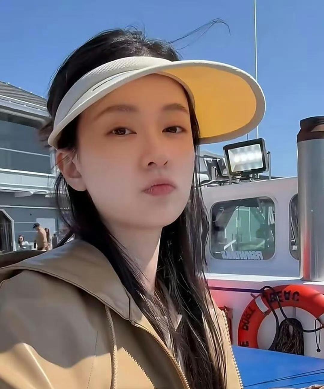 乔欣与丈夫赖柏霖在美国度假，33岁的赖柏霖罕见现身。两人一同出海钓鱼，兴奋大喊，