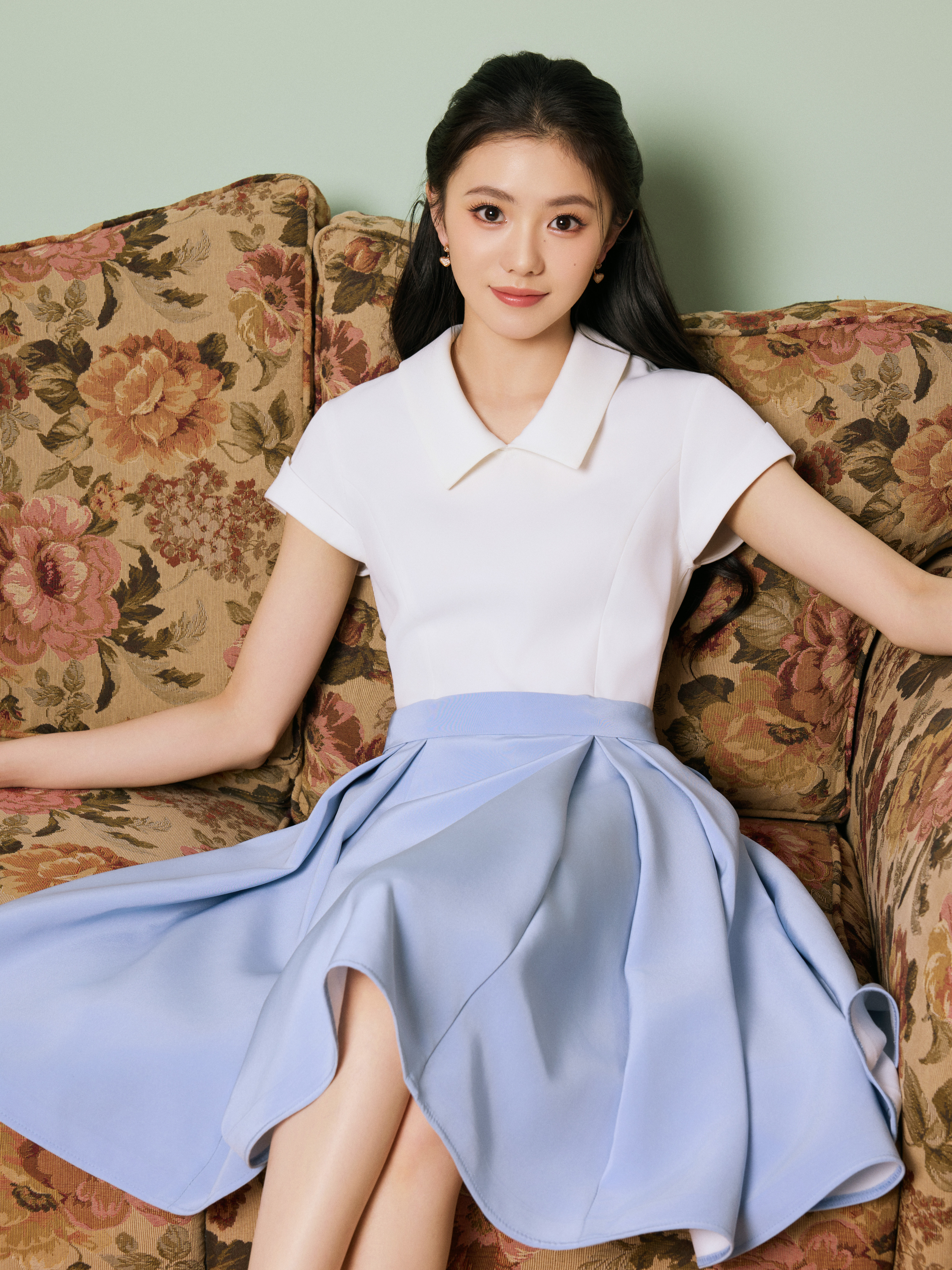 刘浩存白衬衫与浅蓝裙的温柔碰撞，像把春日的风穿在了身上。眉眼弯弯，笑意浅浅，