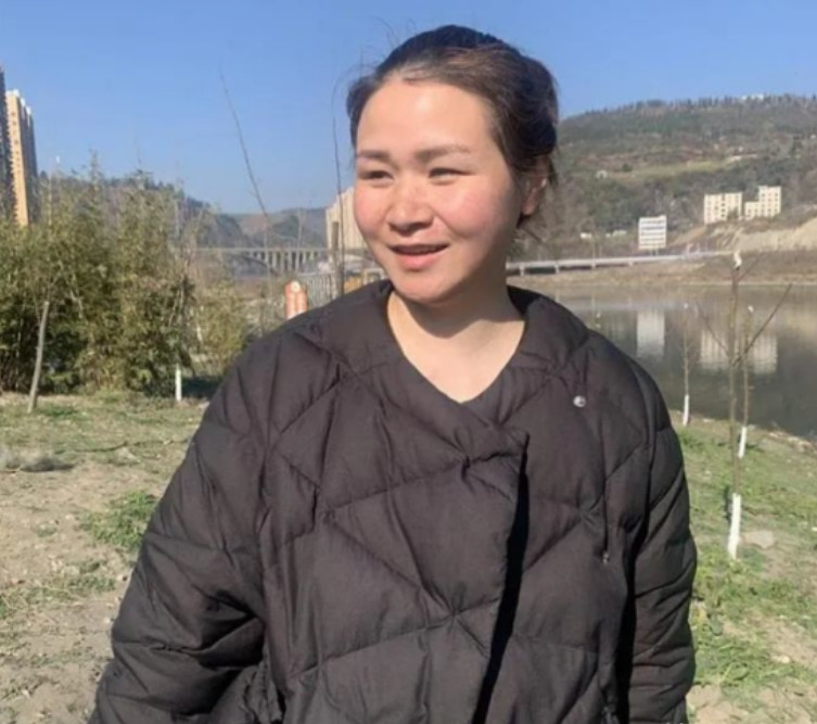 2021年，湖北一宝妈在河边带孩子玩耍时，突然将一岁多的孩子塞给了旁边的陌生大姐