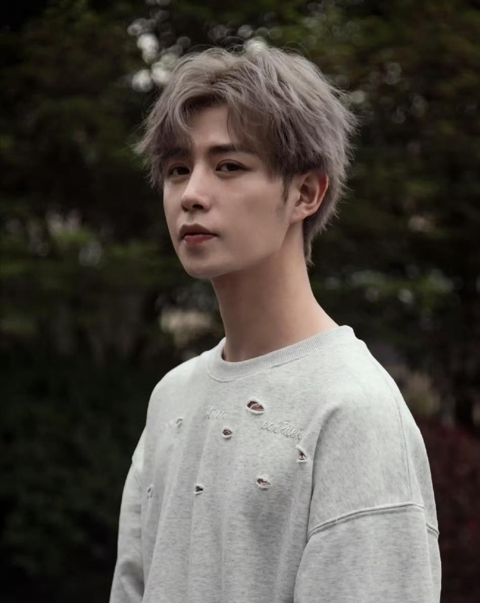 童锦程被爆有了孩子后首次发布动态！配文“物是人非事事休，欲语泪先流”。经历被索要