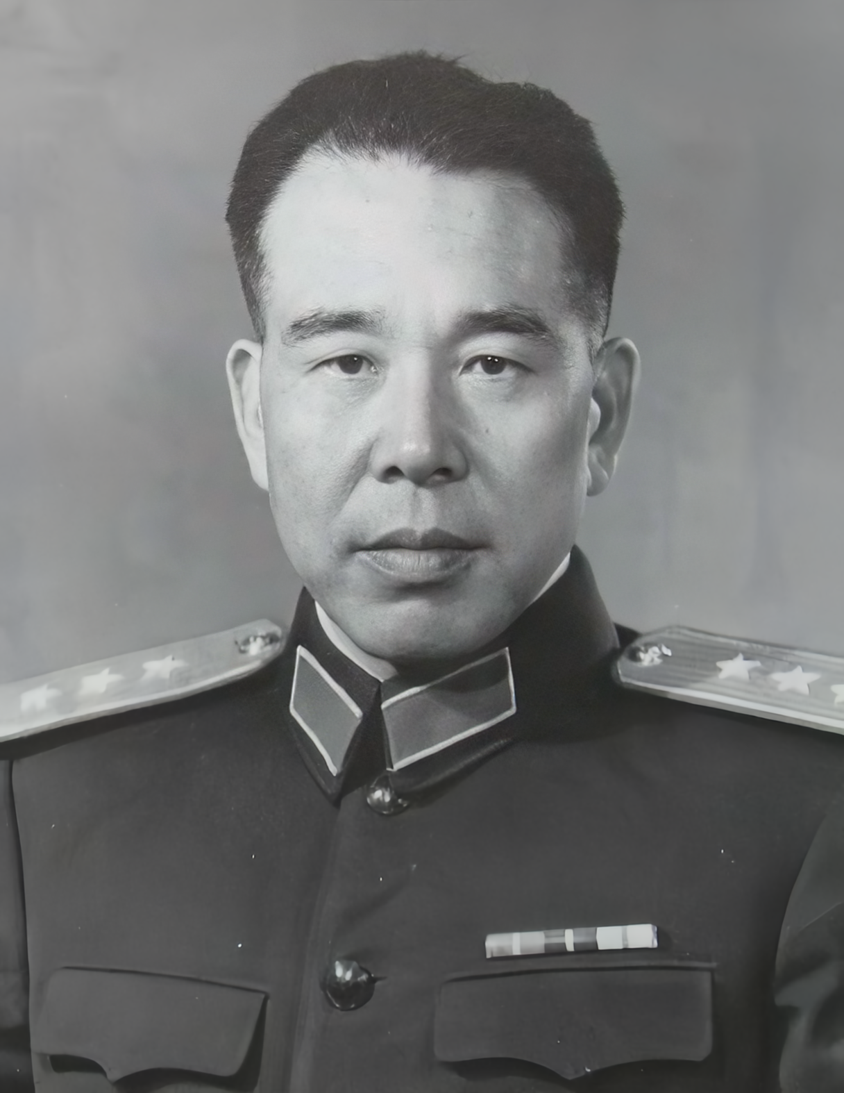 建国后黄永胜上将长期在广州任职，是首任广州军区司令。每次到北京去，他几乎都要去看