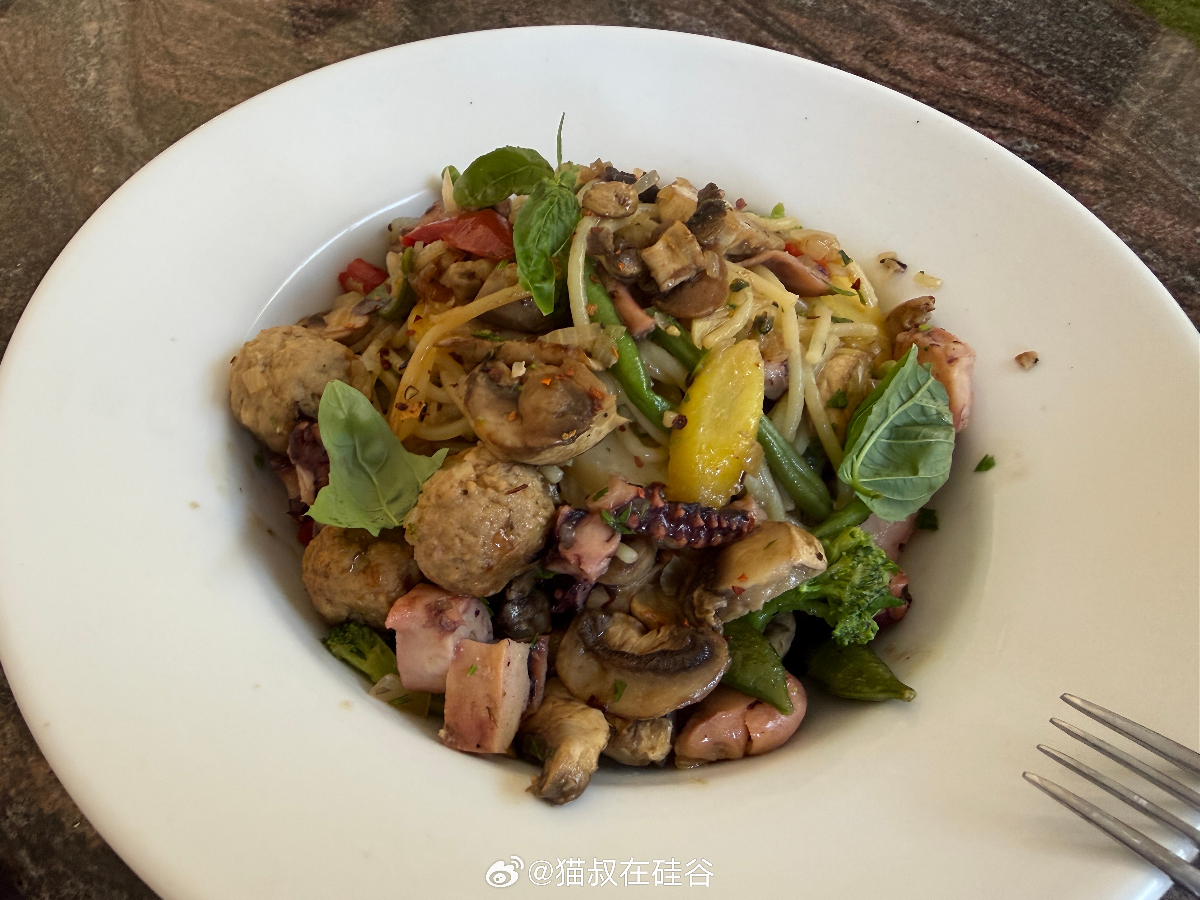 今天午餐。鱿鱼蘑菇蔬菜肉丸炒意面。650大卡，40克蛋白质。周末有半马，这几天需