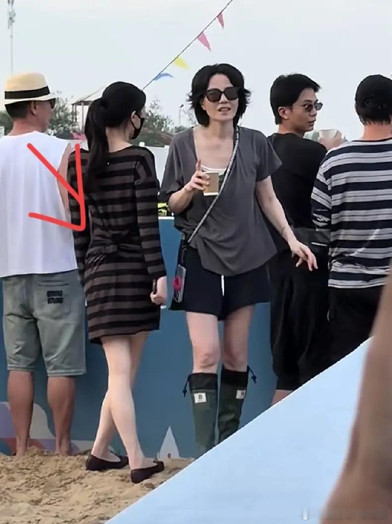 这下出名了不仅李亚鹏知道全网都知道了李嫣，不光腿长肩薄像王菲，那种漫不经心清冷感