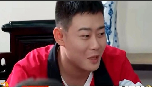 难怪张鹤擎在德云社火的快，太懂事了。去电台宣传鼓曲社，直播间里师娘王惠来支持