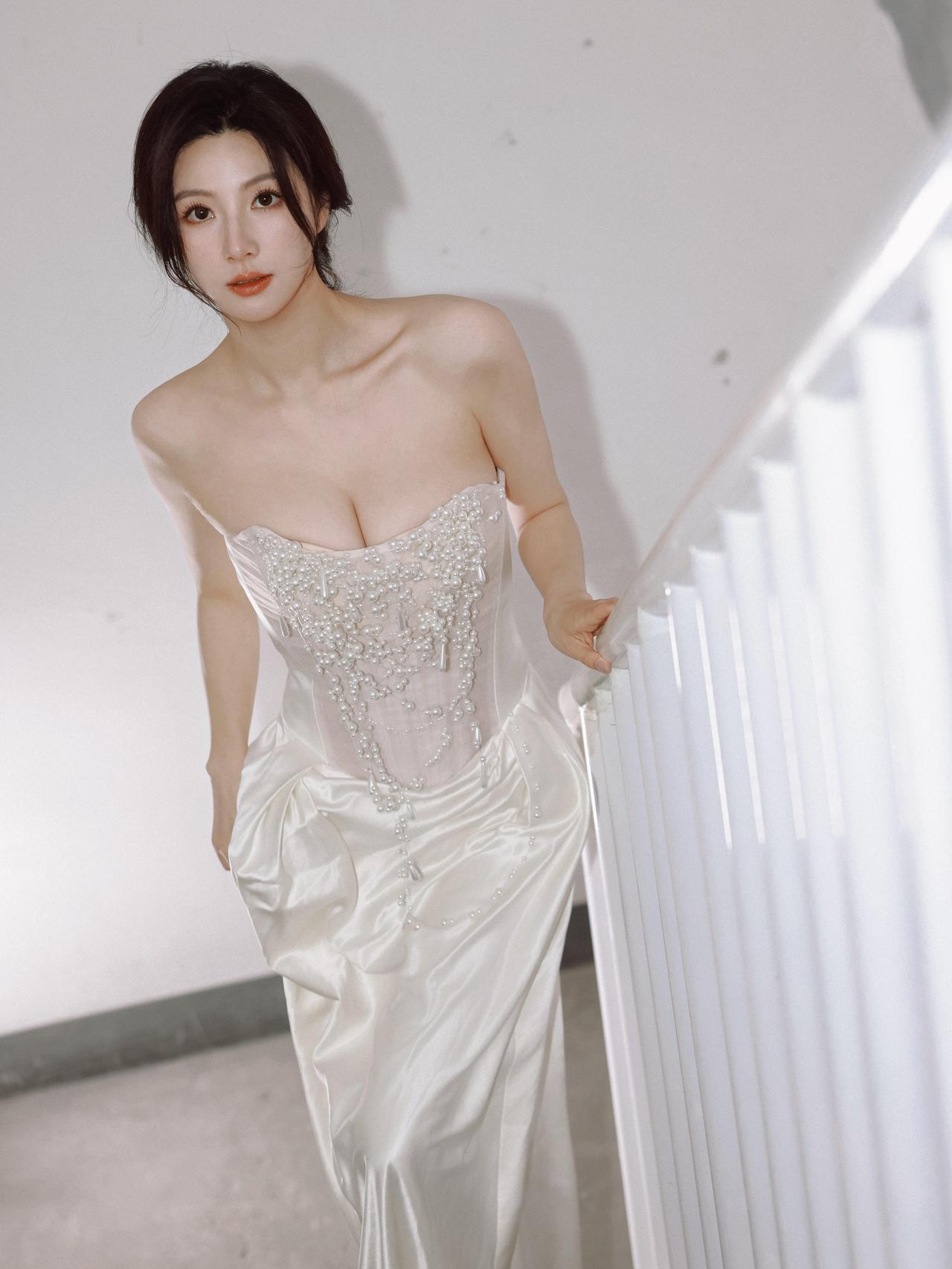 陈米麒楼梯的转角是光与影的留白珍珠在胸衣上织就星河缎面裙裾垂落月光的温柔