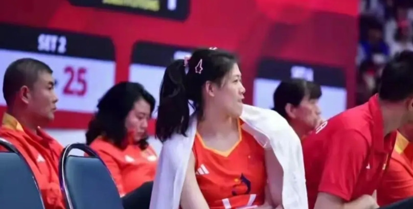 李盈莹在与墨西哥的比赛中的表现糟糕，这一下可高兴坏了一众素芬。有人直接开黑，有人