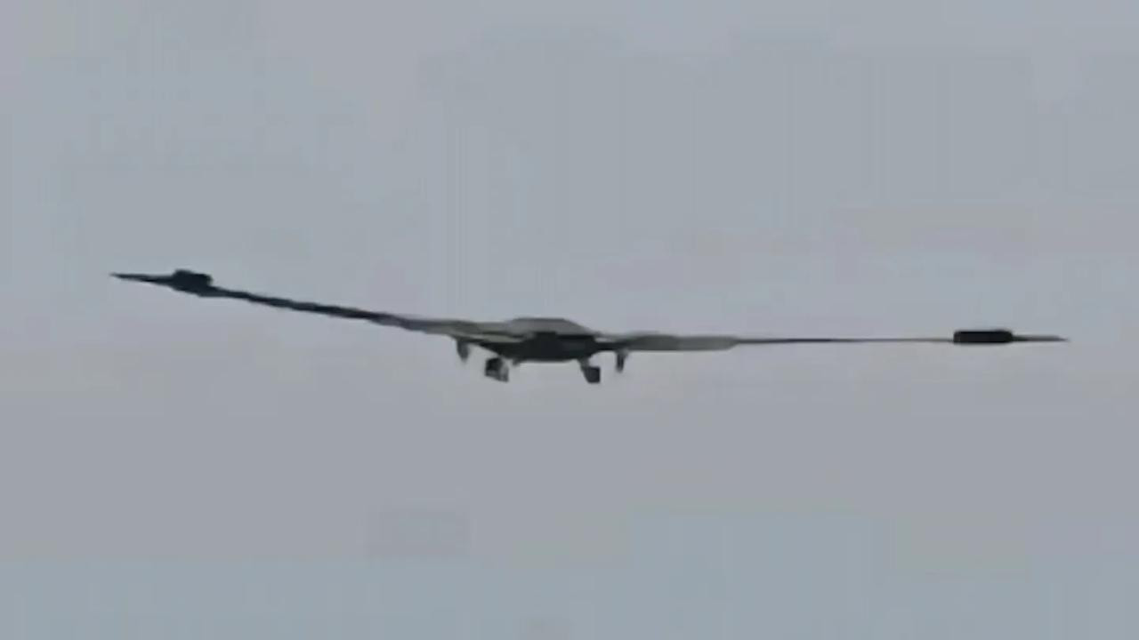美国《战区》：一架大型隐形飞机在中国上空被拍到，中国人可能在搞信息战！美国《