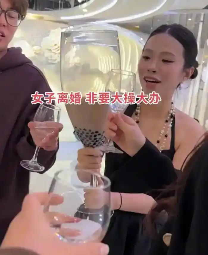 00后女子大办离婚宴，前夫无奈全程配合，现场亲朋看了直摇头！一名26岁的00后