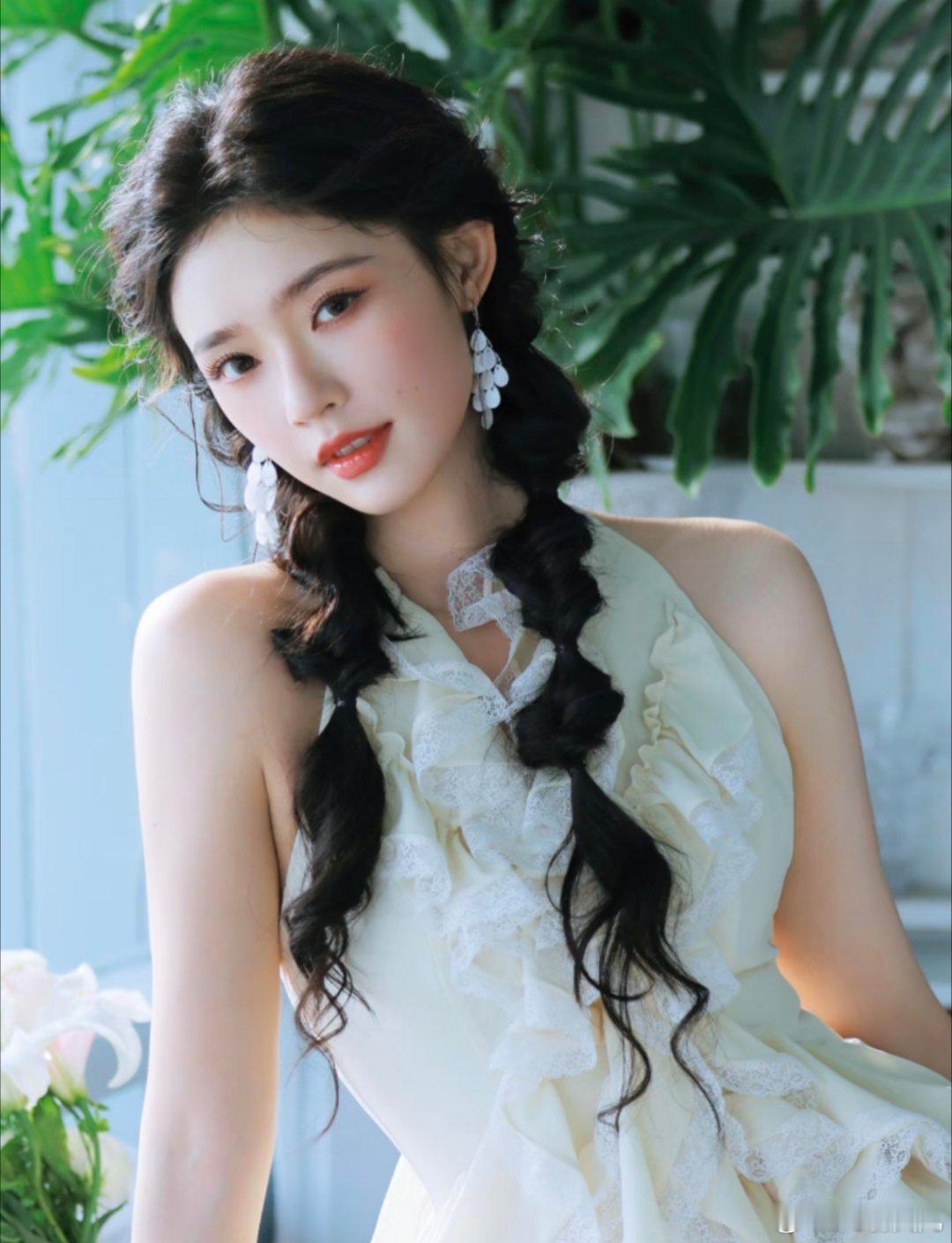 1.杨紫主演的三部电视剧《国色芳华》、《家业》、《生命树》都入选了2025年中国