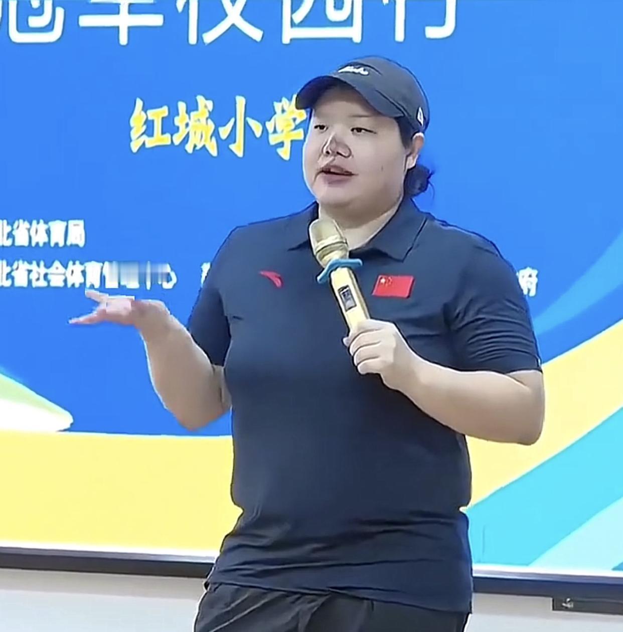 这是现在的程菲，当年那个娇健靓丽女孩不见了。程菲出生1988年，今年37岁！