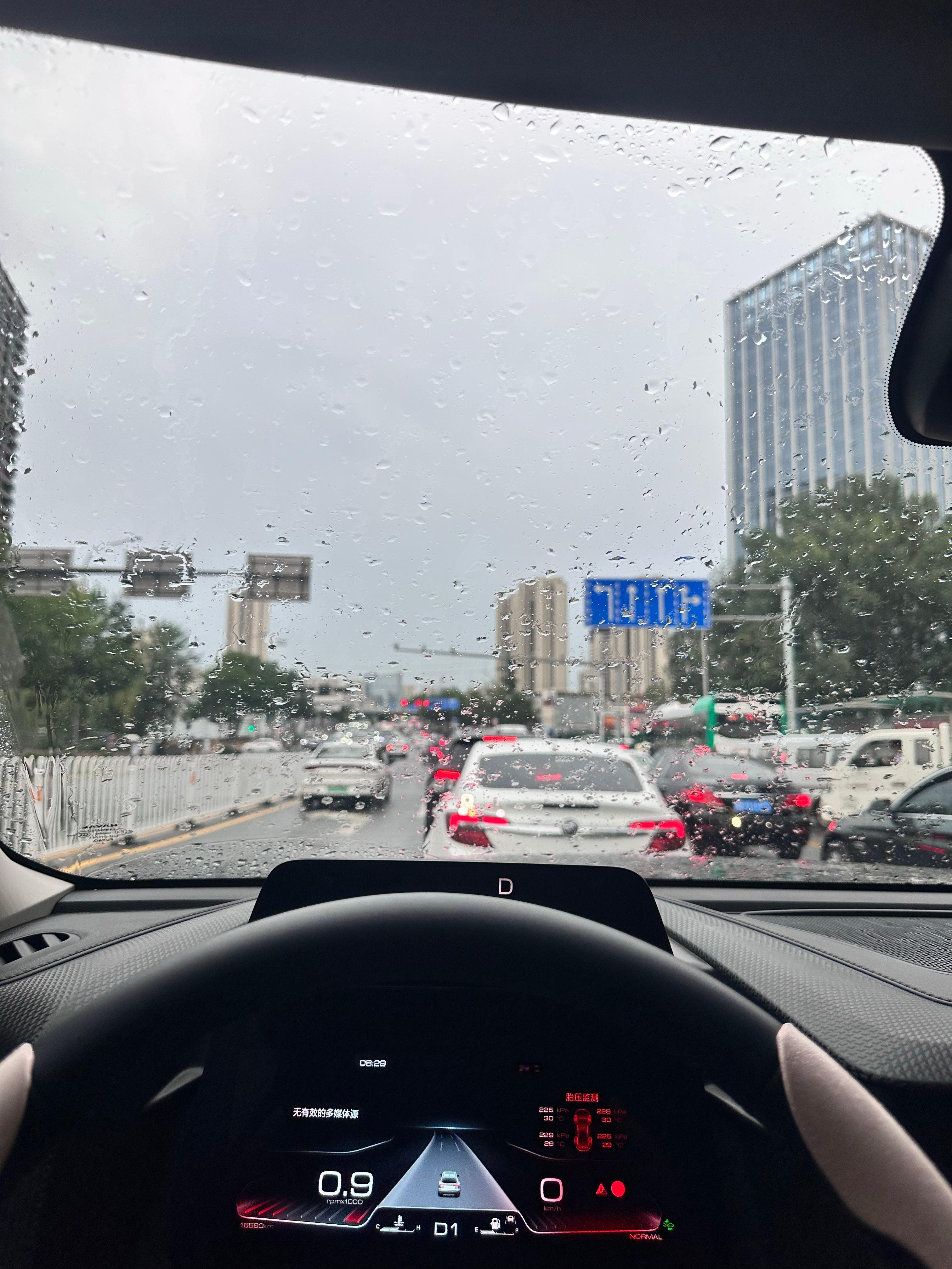 早上下雨了小7提醒大家雨天慢行哦小7还拍到了一辆紫色的理想L9，太