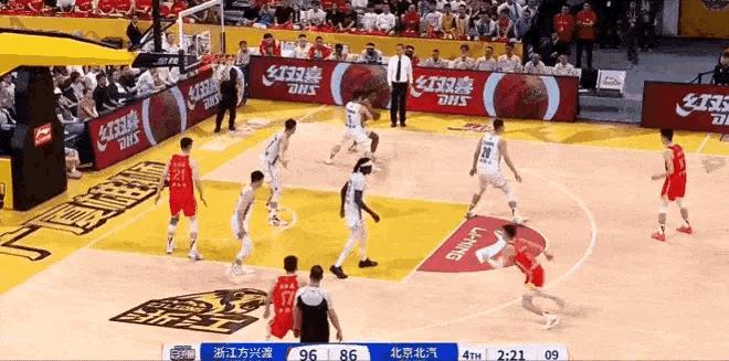 你们说陈盈俊这个拉手算违体犯规吗？陈盈俊这个拉手犯规被判罚违体犯规是根据什么呢？