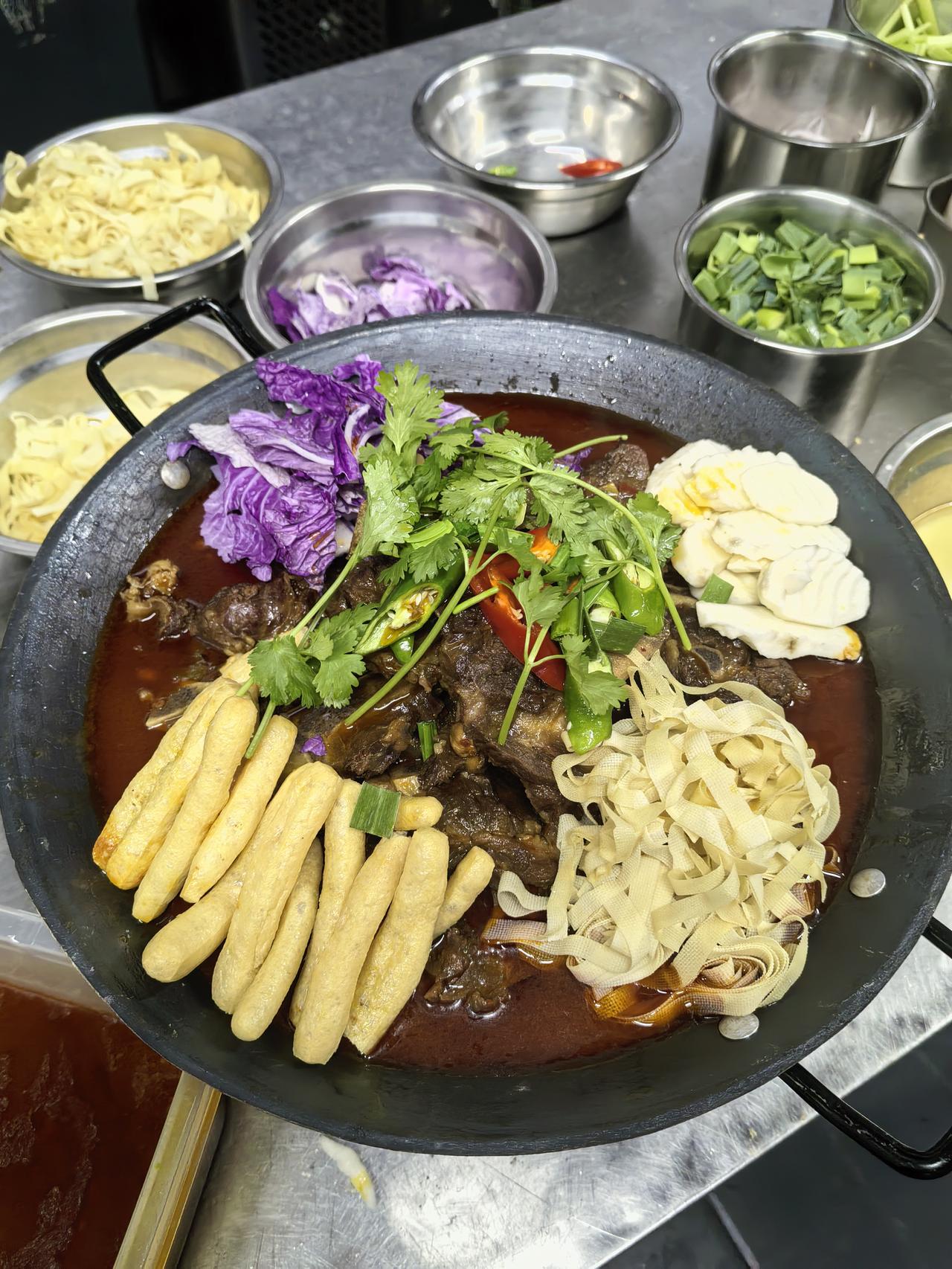 清晨去市场挑最新鲜的食材，上午备料切配、调试新酱汁，午晚高峰盯着灶台颠勺，忙到收