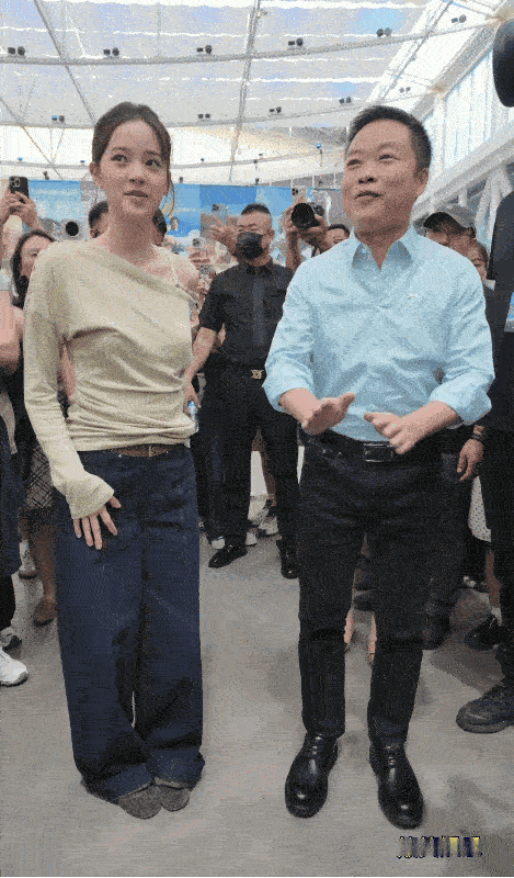 欧阳娜娜职场经验不足啊！何小鹏说想和展车合个影，欧阳娜娜用手指了一下车头，让